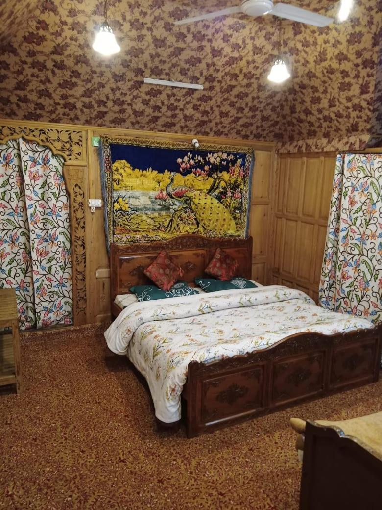 New Lakes Crown Group Of Houseboats Srīnagar Exterior foto